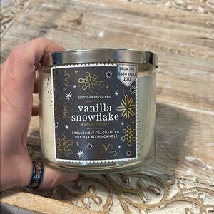 Bath & Body Works Vanilla Snowflake Candle with Silver Lid